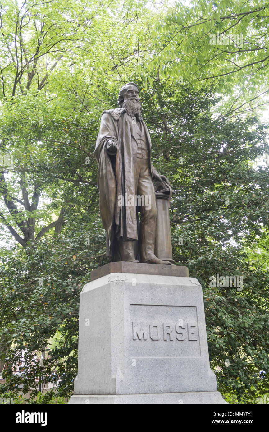 Samuel F. B. Morse statue trône dans Central Park à Inventor's Gate, NEW YORK, USA Banque D'Images