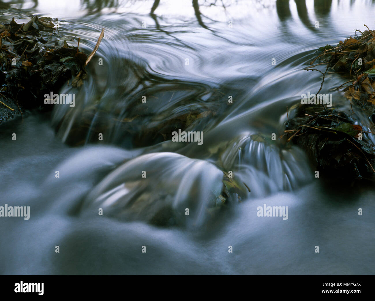 Laisser de l'eau dans une rivière 2010 Banque D'Images