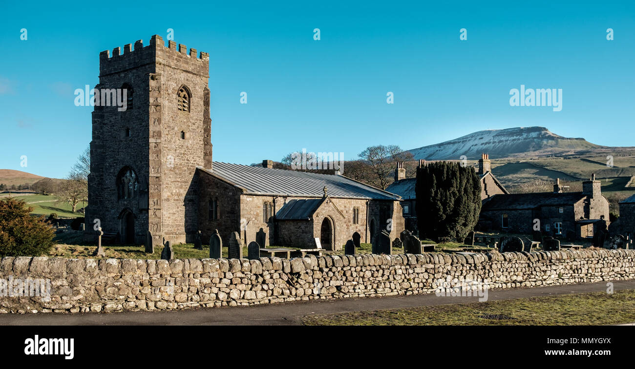 La neige a couvert le Pen-y-Ghent derrière St Oswalds Église à Horton-en-Ribblesdale, Angleterre. Banque D'Images