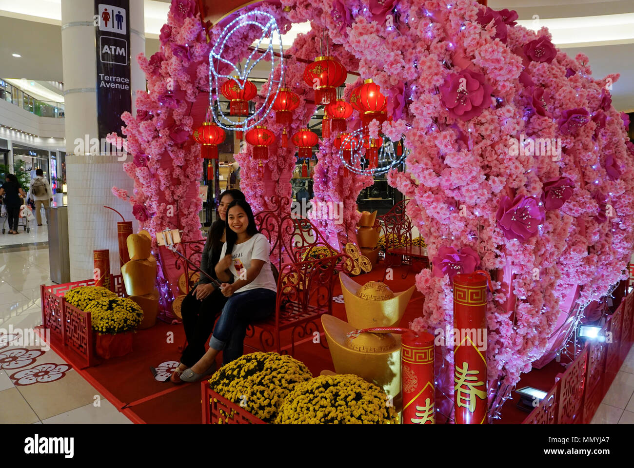 Ces adolescents sont photographiés à l'Aeon Mall, Phnom Pehn, Cambodge Banque D'Images