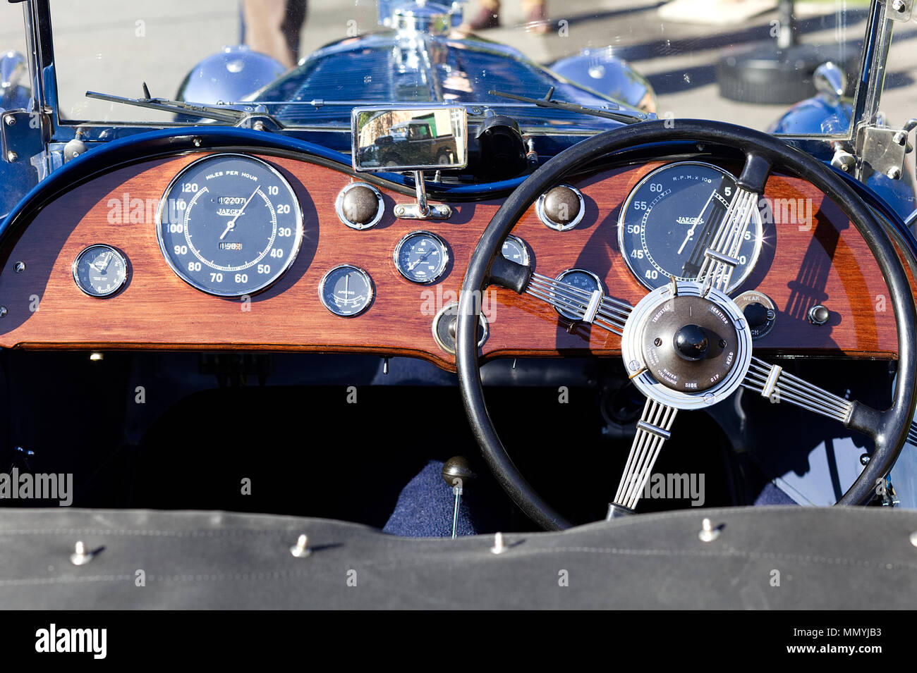 Tableau de bord en bois sur une voiture vintage britannique Banque D'Images