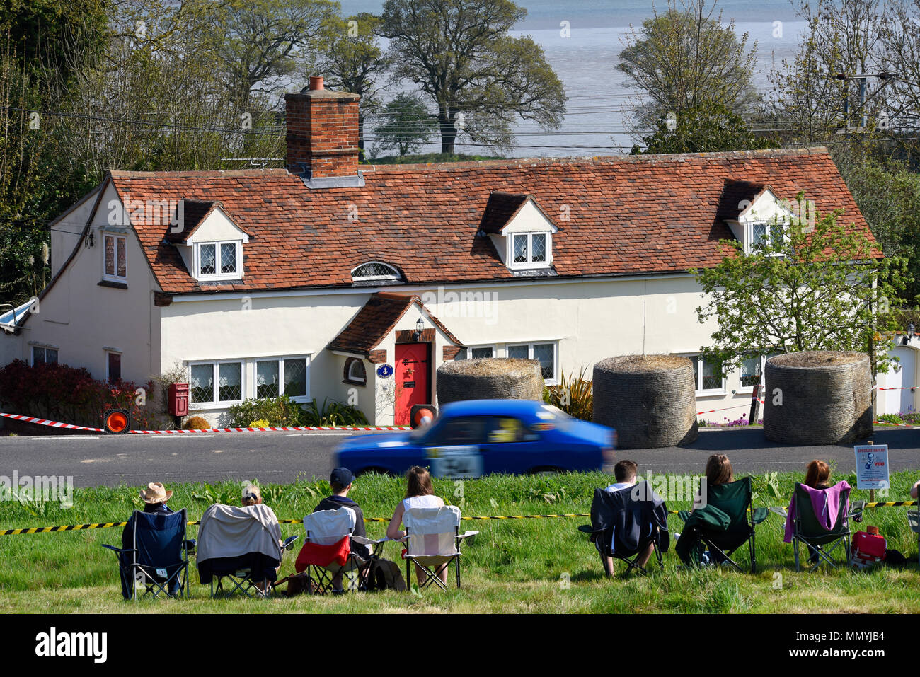Les spectateurs à expédier Hill Cottage Bradfield watch Hillman Avenger voitures de course dans la voie publique fermée Corbeau Sièges Rally, Essex Clacton Tendring et Banque D'Images