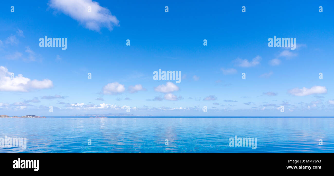 Réflexion du ciel dans un pool de St Barth Banque D'Images