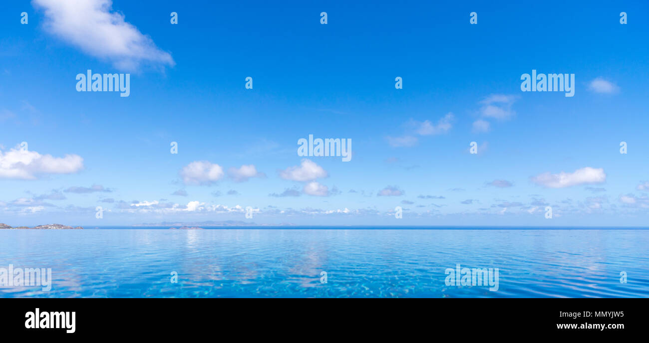 Réflexion du ciel dans un pool de St Barth Banque D'Images