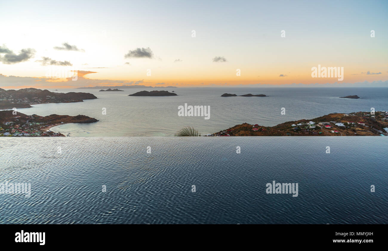 Vue sur une piscine à débordement à la villa St barth à nord à l'océan et les îles au-delà Banque D'Images
