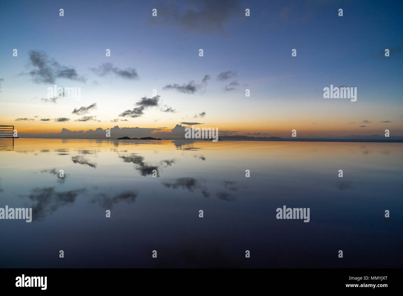 Réflexion du ciel dans un pool de St Barth Banque D'Images