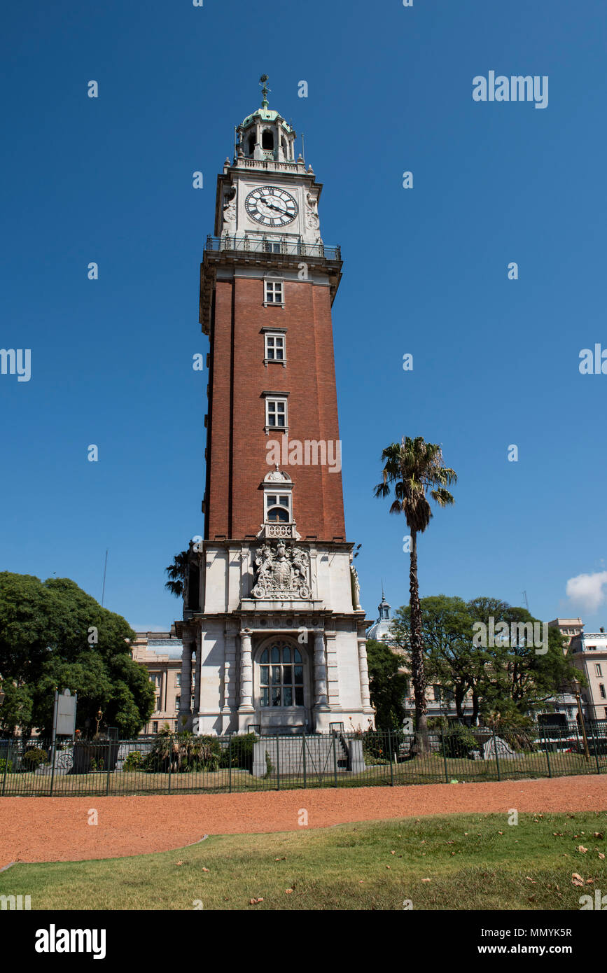 L'Argentine, Retiro, Buenos Aires. Plaza Fuerza Aerea Argentine anciennement Plaza britannique. Monument de la tour et Tour de l'horloge aka Torre Monumental, ch. 1916, Banque D'Images