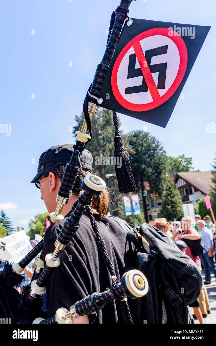 Cornemuse avec aucun signe de nazi au grand rassemblement, à l'Hôtel de Ville, Vancouver, Colombie-Britannique, Canada. Banque D'Images