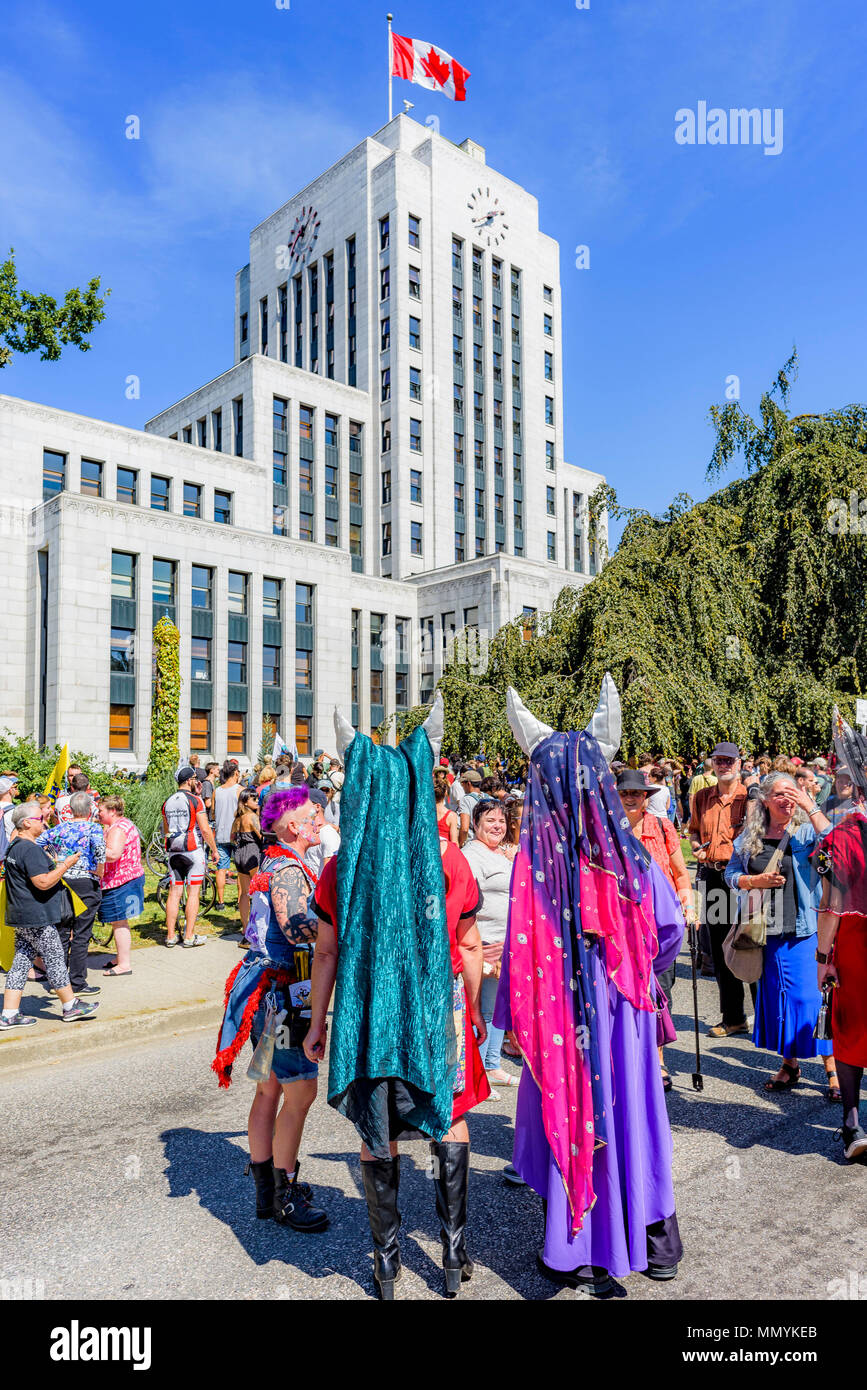 Étrangement habillés avec des cornes de groupe au grand rassemblement, à l'Hôtel de Ville, Vancouver, Colombie-Britannique, Canada. Banque D'Images