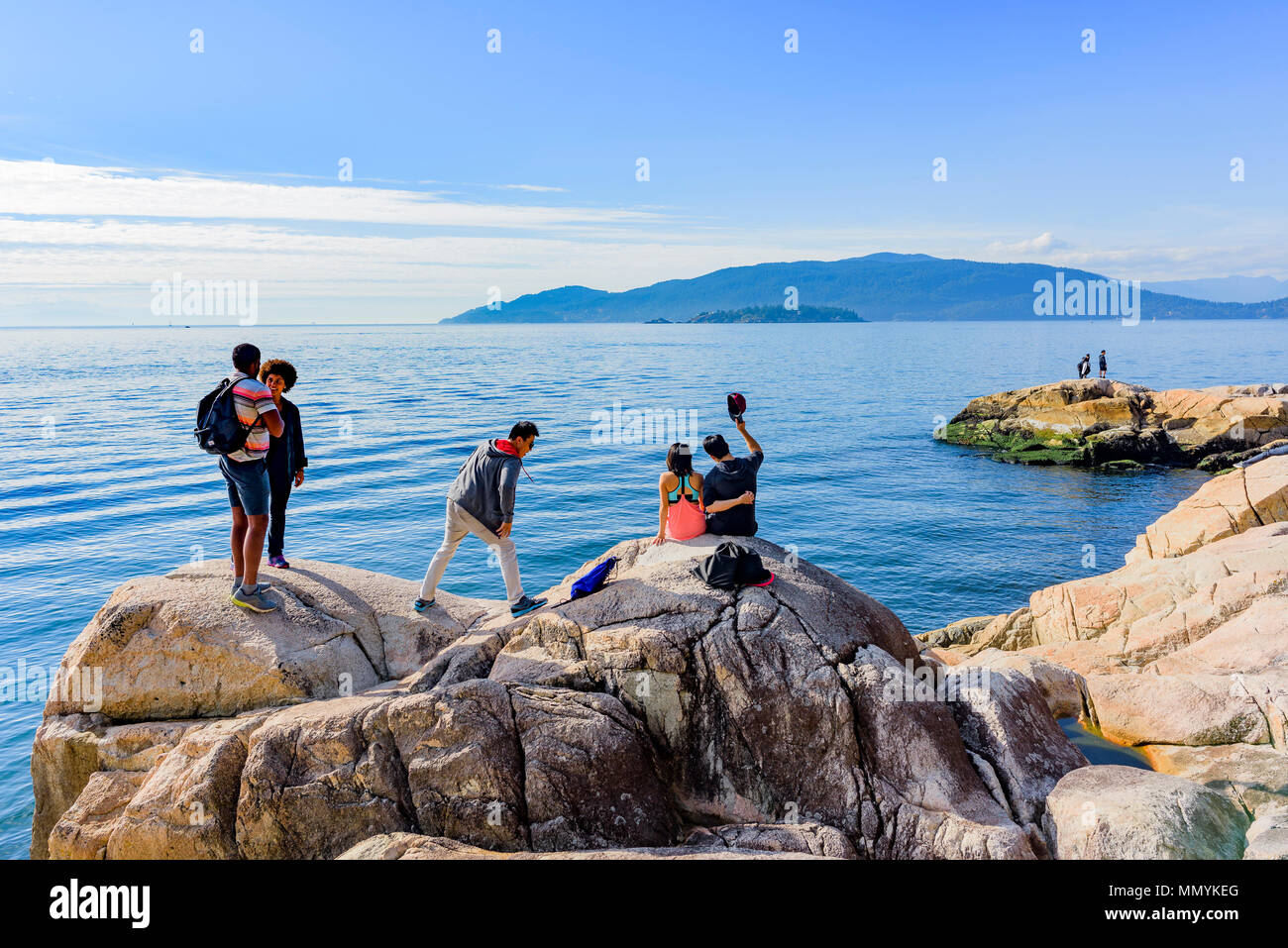 Les randonneurs au rivage rocheux dans Lighthouse Park, West Vancouver, British Columbia, Canada. Banque D'Images