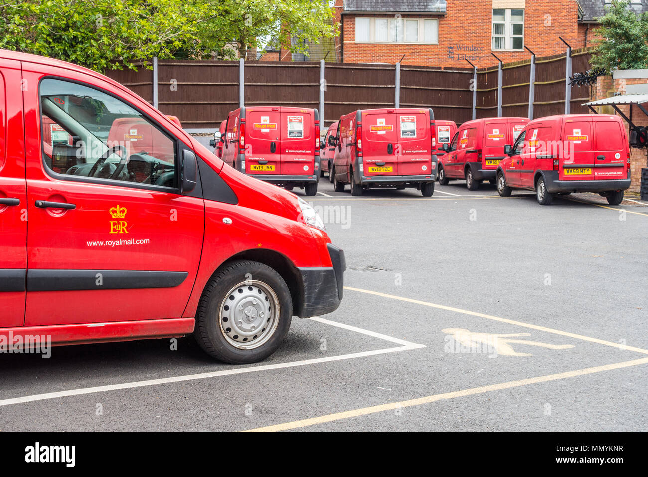 Royal Mail cars garés dans le parking du Queen Elizabeth Royal Mail Delivery Office à Windsor Banque D'Images