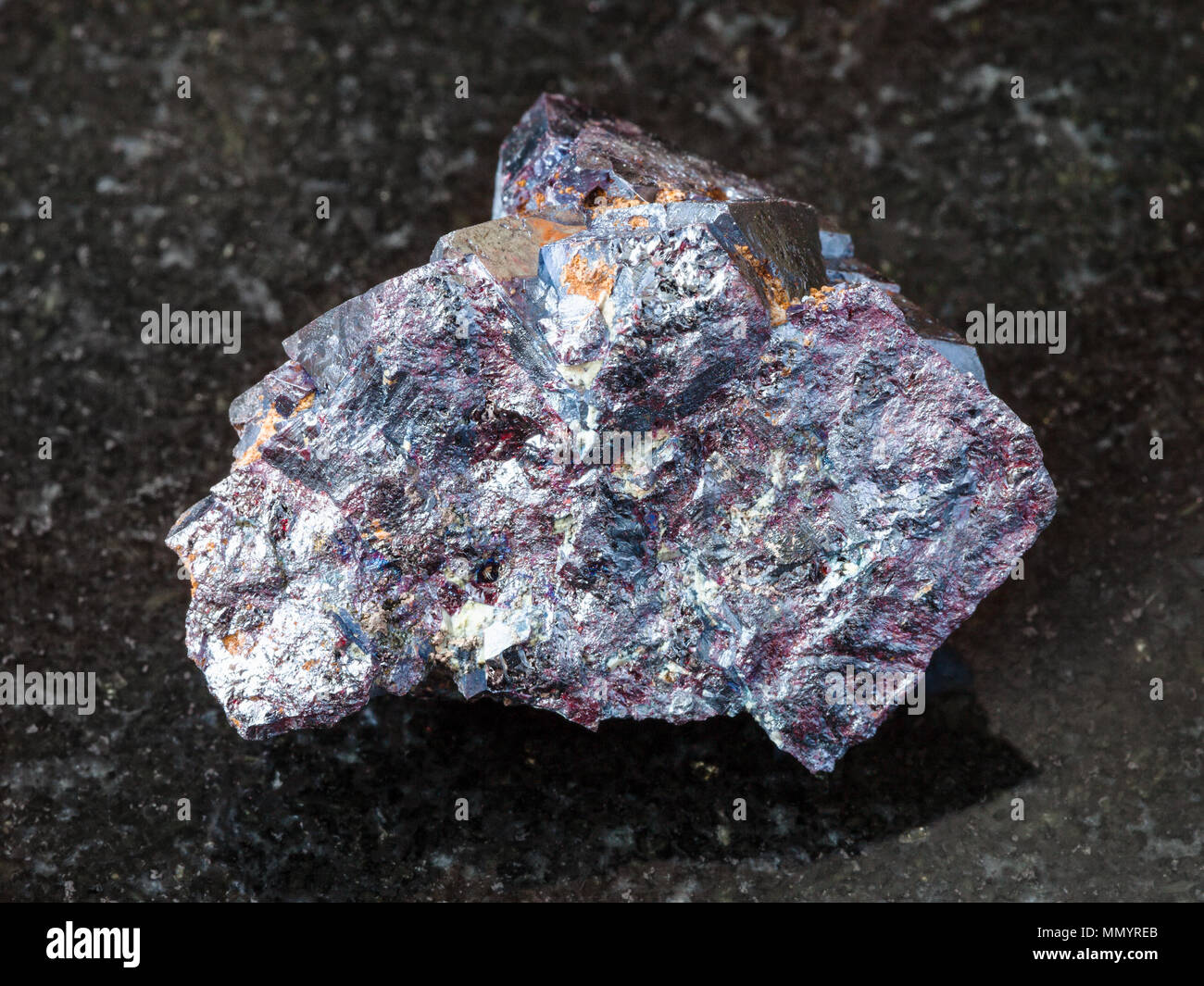 La prise de vue macro du spécimen de roche naturelle - rough Cuprite pierre sur fond de granit noir d'Rubtsovskoye-dans l'Altaï, en Russie Banque D'Images