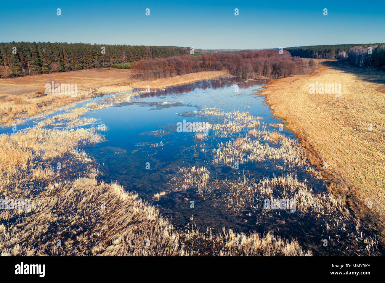 Vue aérienne de campagne et rivière. Au début du printemps Banque D'Images