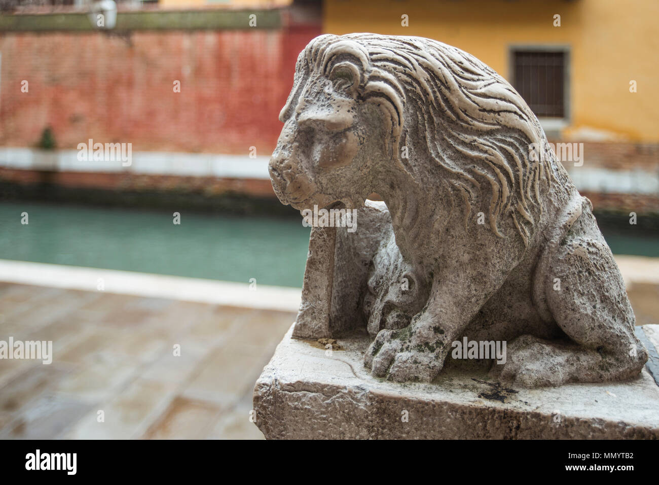 Lion décoration sculpture sur pierre des mains courantes à Venise, Italie Banque D'Images