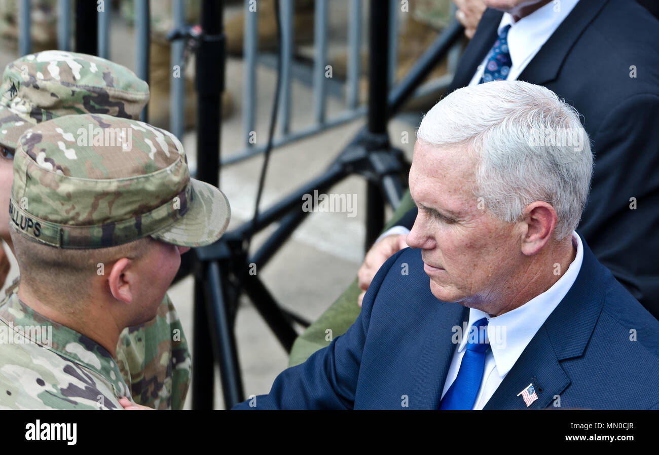 Vice-président de l'United States Mike Pence accueille des soldats qui participent à l'exercice Noble Partenaire après son discours à Tbilissi (Géorgie) le 1 août 2017. Partenaire 17 Noble est une force de rotation de l'exercice de la compagnie d'infanterie légère de la Géorgie contribution à la Force de réaction de l'OTAN. L'exercice permet aux pays participants la possibilité de s'entraîner dans un environnement multinational, tout en renforçant la coopération et l'interopérabilité au cours d'événements de formation réalistes et stimulants. (U.S. Photo de l'armée par le Capitaine John W. Strickland) Banque D'Images