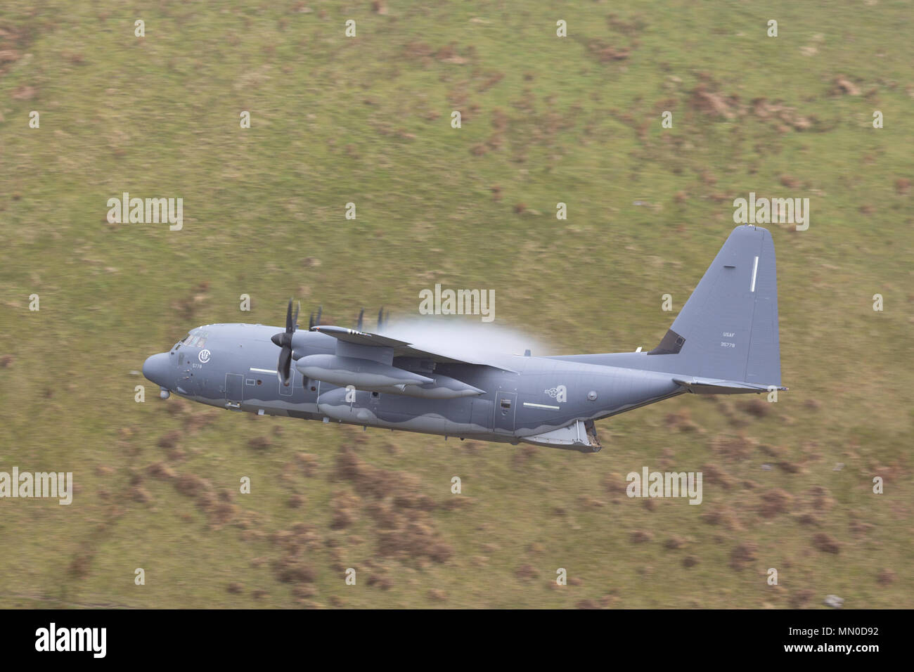 C-130 de l'US air force faible niveau fly par Banque D'Images
