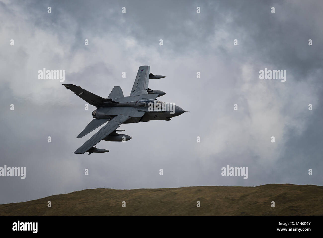 Panavia Tornado de la Royal Air Force, capturés dans la boucle de Mach au Pays de Galles Banque D'Images
