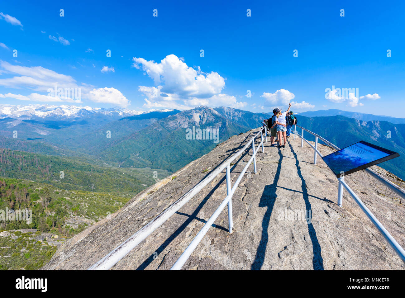 Randonneur à Moro Rock. Randonnées à Sequoia National Park, Californie, USA Banque D'Images