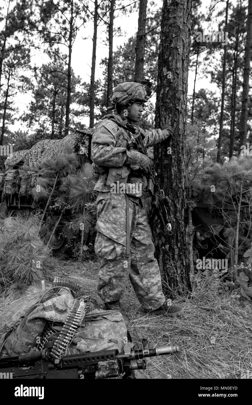 Le Sgt. Jamie Wilcox de Coudersport, en Pennsylvanie, avec le 1er Bataillon, 112 Régiment d'infanterie, New Jersey Army National Guard, vigile maintient à une entrée point de contrôle à l'Joint Readiness Training Centre, à Fort Polk, en Louisiane, le mercredi, 2 août, 2017. La société Stryker est attaché à la Garde nationale de l'Indiana's 76th Infantry Brigade Combat Team pour sa rotation au JRTC. Photo par le Sgt. 1re classe David Bruce, 38e Division d'infanterie, Affaires publiques Banque D'Images