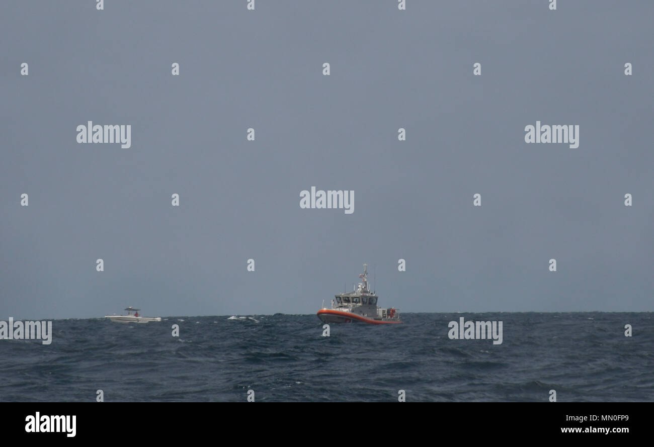 L'aviation de la marine des nageurs participent à un comité mixte de coopération de recherche et de sauvetage à environ deux kilomètres au large des côtes de l'Hammond Bay, Lake Huron, le jeudi, Août 3, 2017, en collaboration avec Northern Strike 17. En plus de l'exercice de R-S, la coopération multi-forces armées y compris la Cheboygan County Sheriff's Office, Michigan State Police, U.S. Geological Services, Michigan, de la conservation et de la Garde côtière américaine s'allient pour éviter la capture de l'eau au cours d'une série d'exercices simulés gamme la contrebande d'armes à feu. Les forces de la coopération a évité la capture à partir de la Marine MH-60 Sierras, Air National Guard F-16 fi Banque D'Images