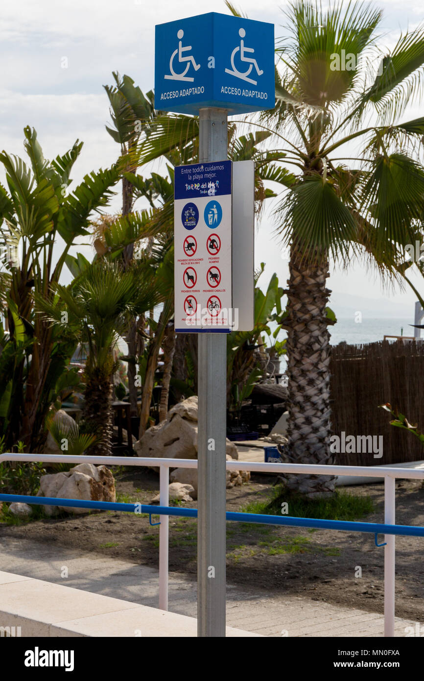 Désactiver l'accès à la plage et la plage signe signe d'obstruction. Promenade Torre del Mar Banque D'Images