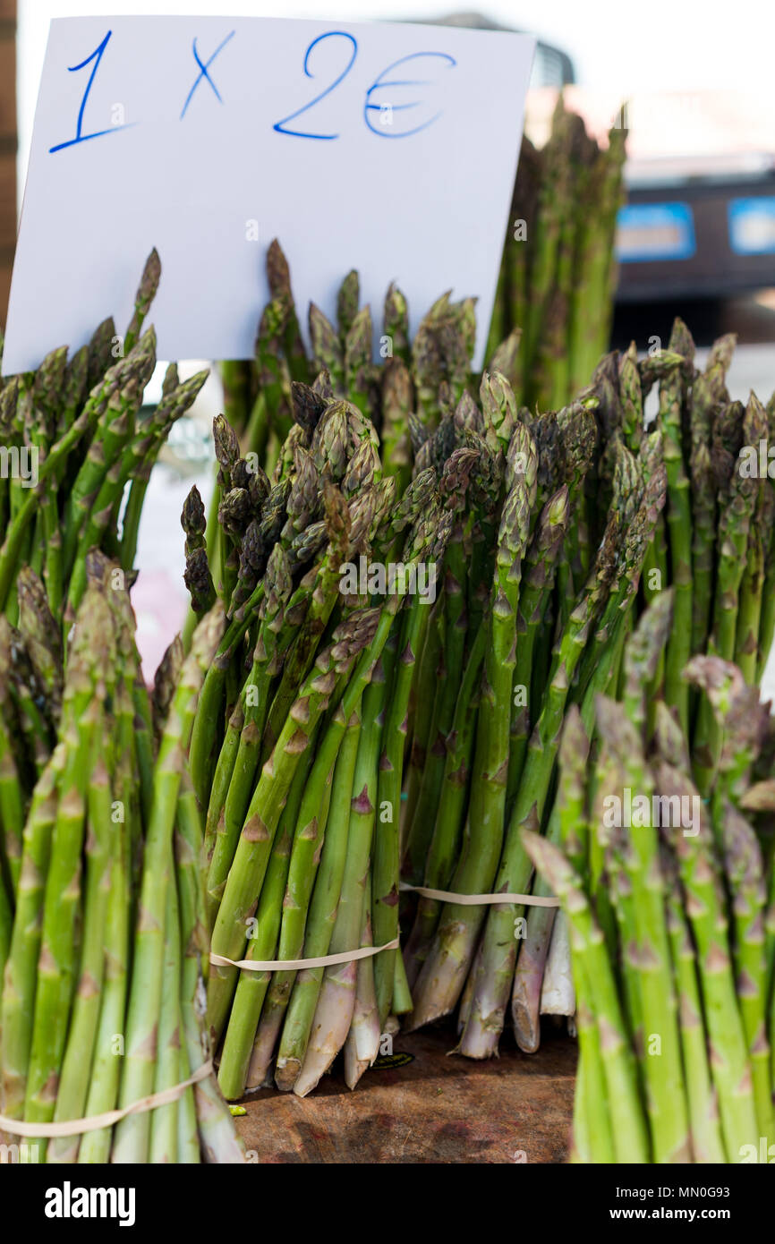 D'asperges fraîches, de légumes pour la vente. Marché de rue Torre del mar Espagne Banque D'Images