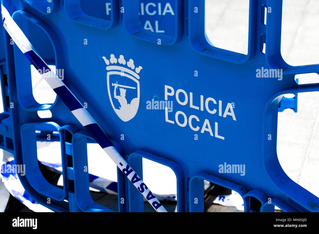 Velez. Barrières policières locales. Espagne. Banque D'Images