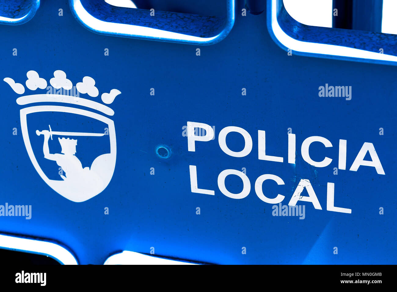 Velez. Barrières policières locales. Espagne. Banque D'Images