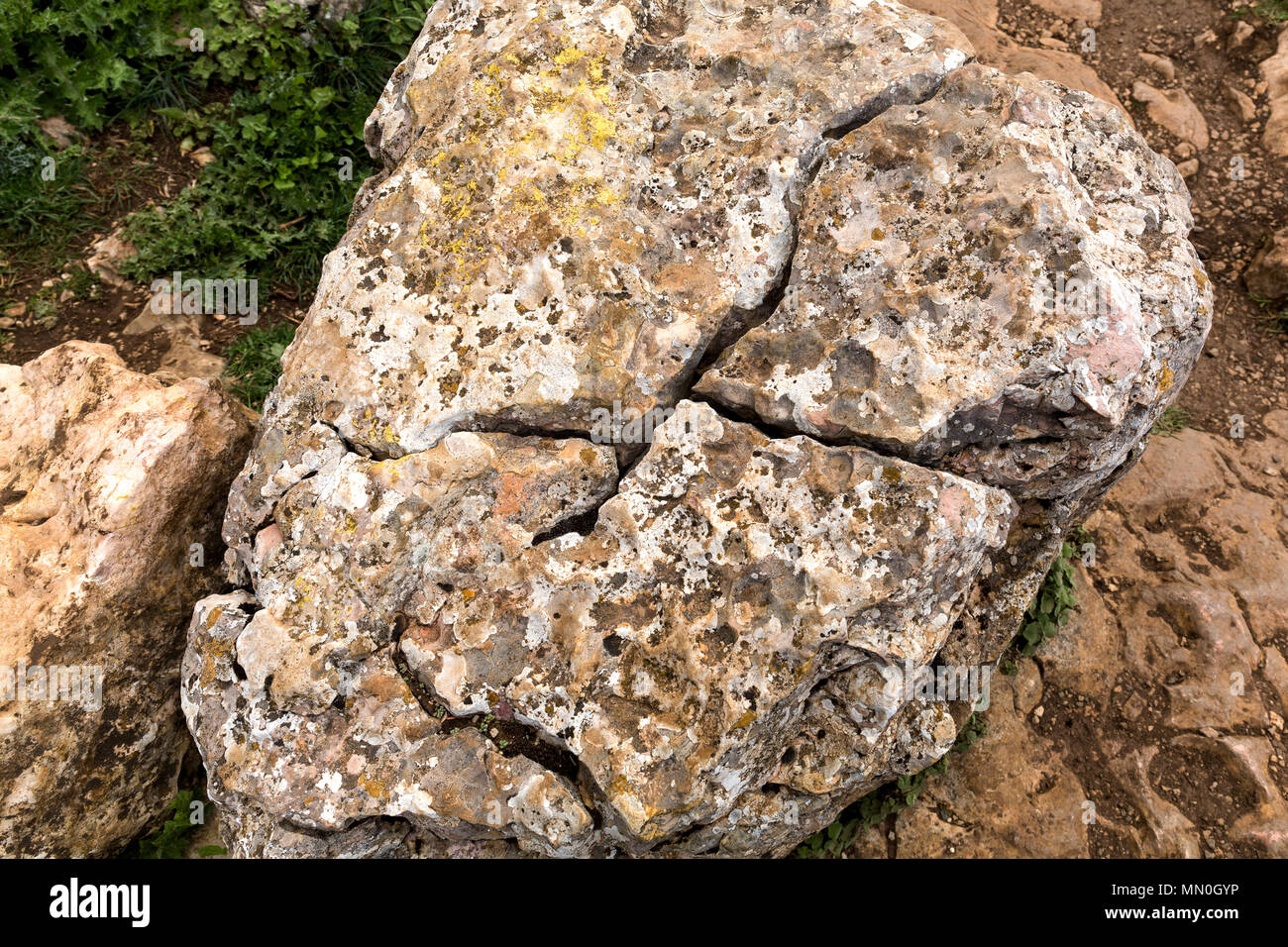 Rocks se séparent au Parc Naturel El Torcal de Antequera et les touristes, la province de Malaga, Andalousie, Andalousie, Espagne, Europe, andalou Banque D'Images