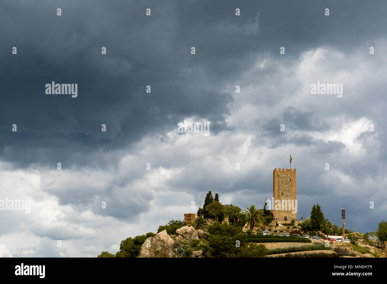 Les nuages de pluie sombre sur le château arabe tower (Torre del Homenaje), Velez Malaga, Banque D'Images