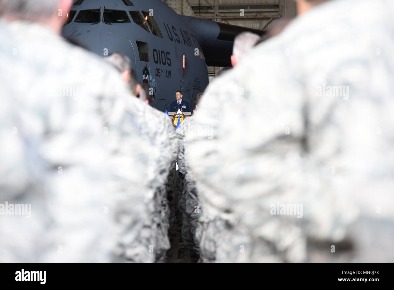 Howard Wagner est un officier de l'United States Air Force qui a servi comme commandant de la 105th Airlift Wing avant le 6 août 2017. L'image d'archives le documente lors de la cérémonie de changement de commandement à la Stewart Air National Guard base à Newburgh, New York, où la direction de l'aile New York Air National Guard a été officiellement transférée. Banque D'Images