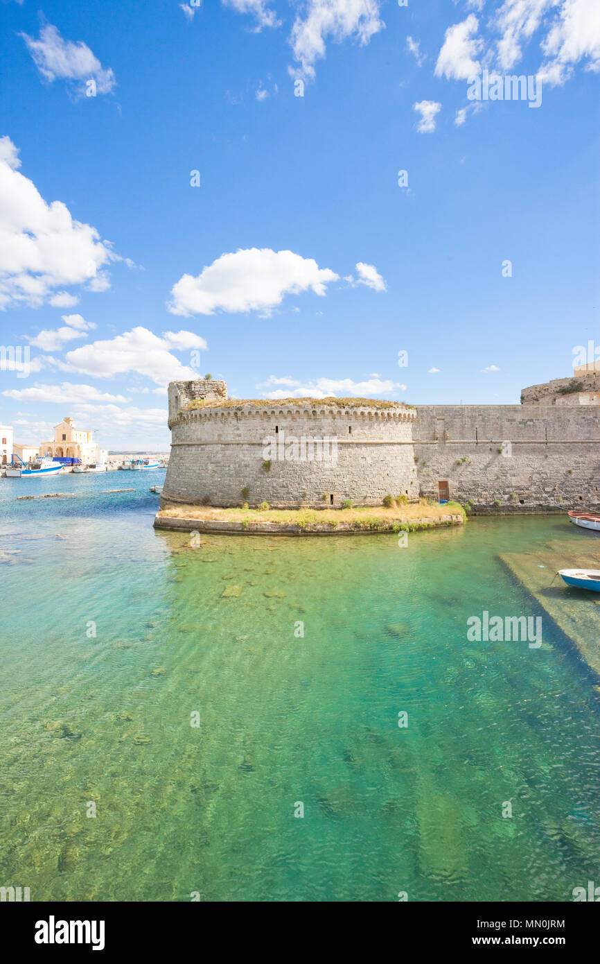 Gallipoli, Pouilles, Italie - Vue sur l'eau turquoise vers la forteresse d'âge moyen Banque D'Images Gallipoli, Pouilles, Italie - Vue sur l'eau turquoise vers la forteresse d'âge moyen Banque D'Images