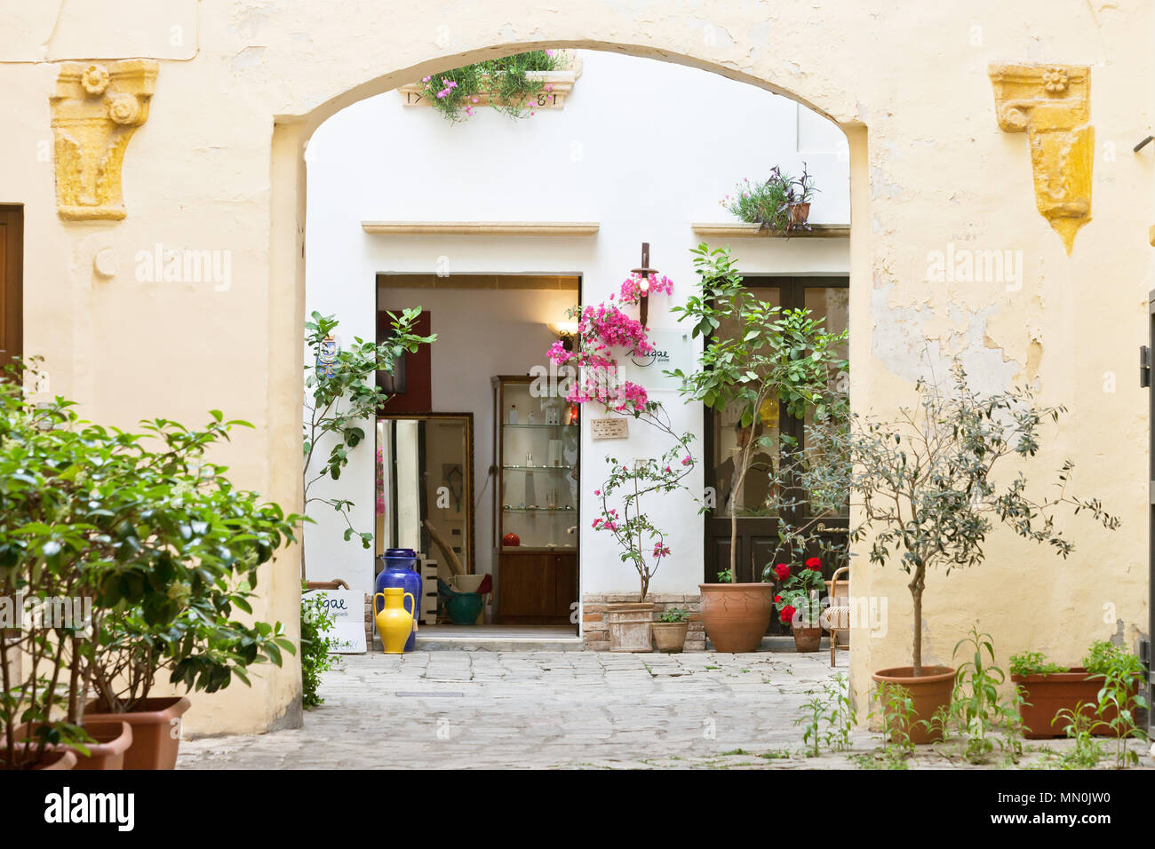 Gallipoli, Pouilles, Italie - MAI 2017 - Une vue de l'arrière-cour d'un immeuble d'âge moyen Banque D'Images