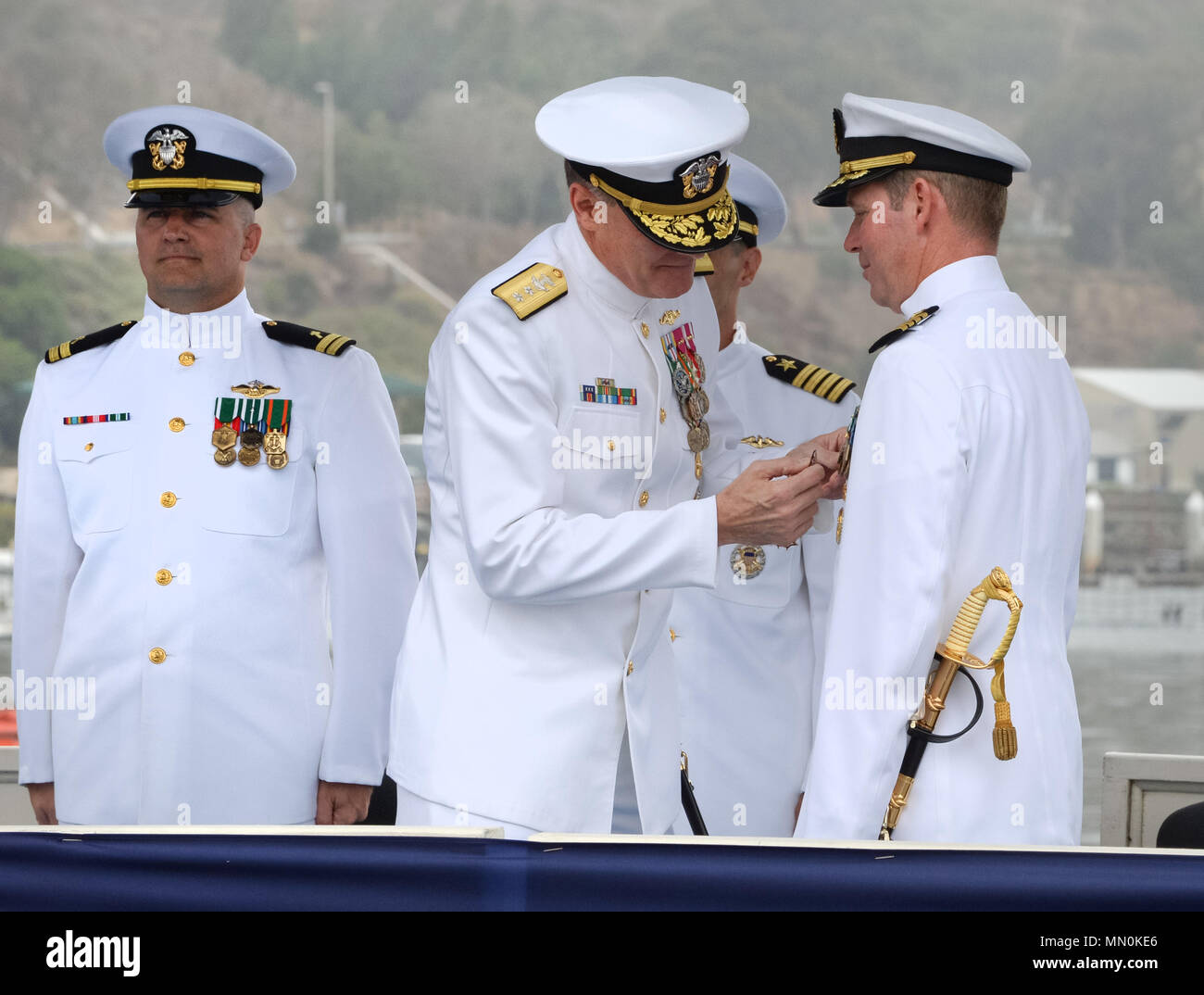 170803-N-HF252-0083 SAN DIEGO (3 août 2017), commandant de la force sous-marine de la flotte américaine du Pacifique (COMSUBPAC) Arrière Adm. Frederick J. Roegge awards Le Capitaine Brian Davies la Légion du Mérite en reconnaissance de sa performance en tant que commandant, 11 Escadre de sous-marins (CSS-11) du 28 août 2017 à 2016 lors de la cérémonie de passation de commandement à bord de la classe Los Angeles sous-marin d'attaque rapide USS Pasadena (SSN 752). CSS-11 est responsable de Manning, l'équipement et la formation de classe Los Angeles cinq sous-marins d'attaque rapide, la cale sèche flottante Arco (ARDM) et de sauvetage sous-marin 5 Commande. (U.S. Photo par Marine Communications de Masse Banque D'Images