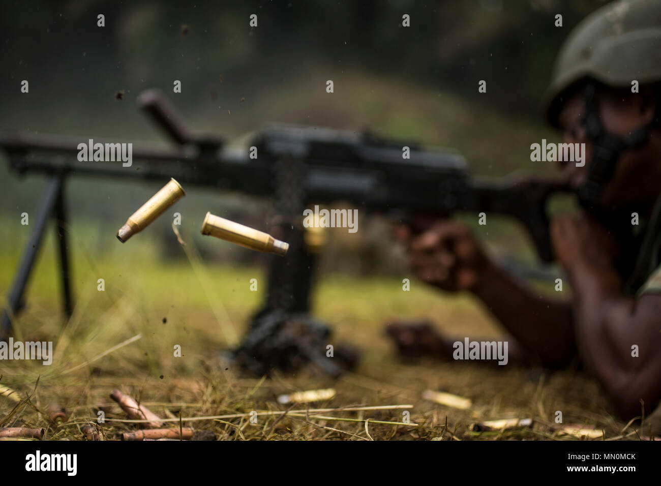 7,62 mm douilles sont éjectés d'une mitrailleuse PKM au cours d'une série menée par les Marines américains affectés à des fins spéciales Groupe Force-Crisis Response-Africa air-sol marin près de Limbe, Cameroun, 5 août, 2017. SPMAGTF-CR-AF déployés pour mener limited la réponse aux crises et les opérations de sécurité de théâtre en Europe et en Afrique du Nord. (U.S. Marine Corps Photo par le Cpl. Jodson B. Graves) Banque D'Images