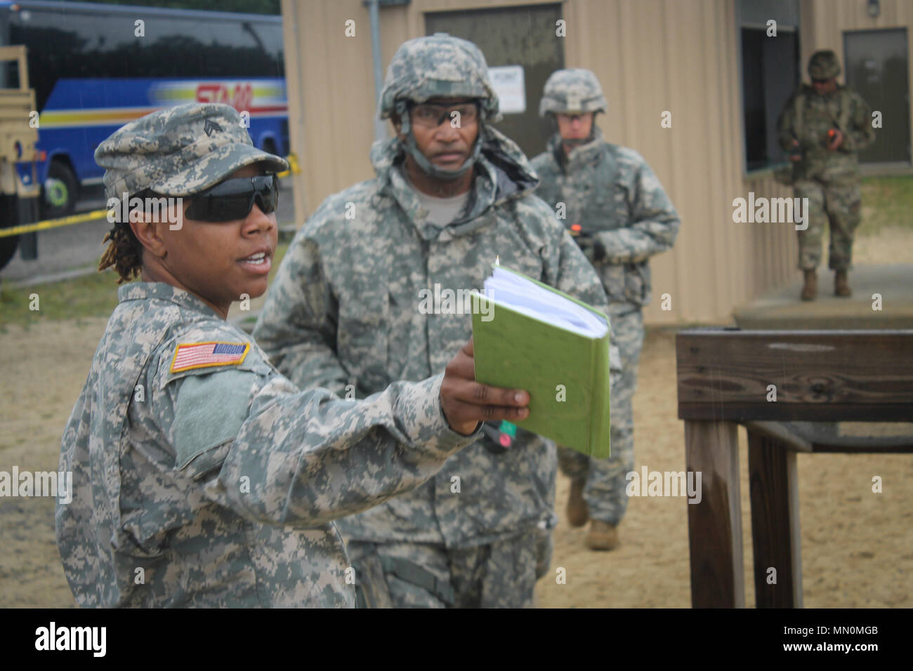 Soldat de l'Armée de Sgt. Bistrita Jackson, un soldat de la police militaire affecté à l'office de grands prévôts, 335e la commande Signal (théâtre), diriger le s.. Desmond Manning, un assistant de l'aumônier, 335SC (T), sur un M9 9mm gamme qualification sur Joint Base McGuire-Dix-Lakehurst, le 7 août. Plus de 100 soldats de la 335SC (T) siège à East Point, Géorgie sont à la base d'une variété d'exercices de formation dans le cadre de l'annuel de l'unité de formation. Réserve de l'armée américaine officielle (photo de la CPS. Matthew E. Drawdy) Banque D'Images