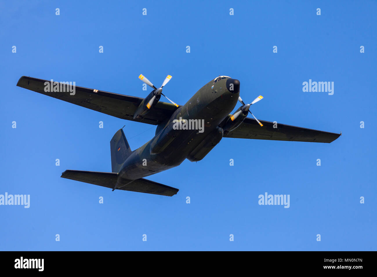 BERLIN / ALLEMAGNE - 28 avril 2018 : les avions de transport militaire C-160 Transall vole à Schönefeld aérodrome / Berlin. Le Transall produit comme Banque D'Images