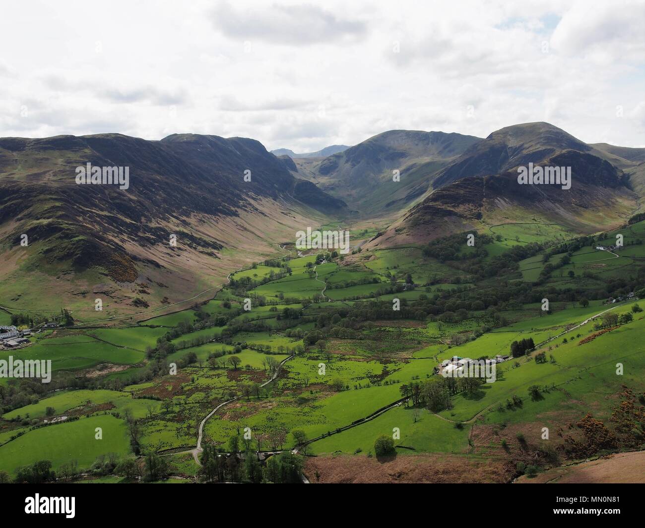 La vallée de Newlands, Beck (Rowling) Causey Pike, Parc National de Lake District, Cumbria, Royaume-Uni Banque D'Images