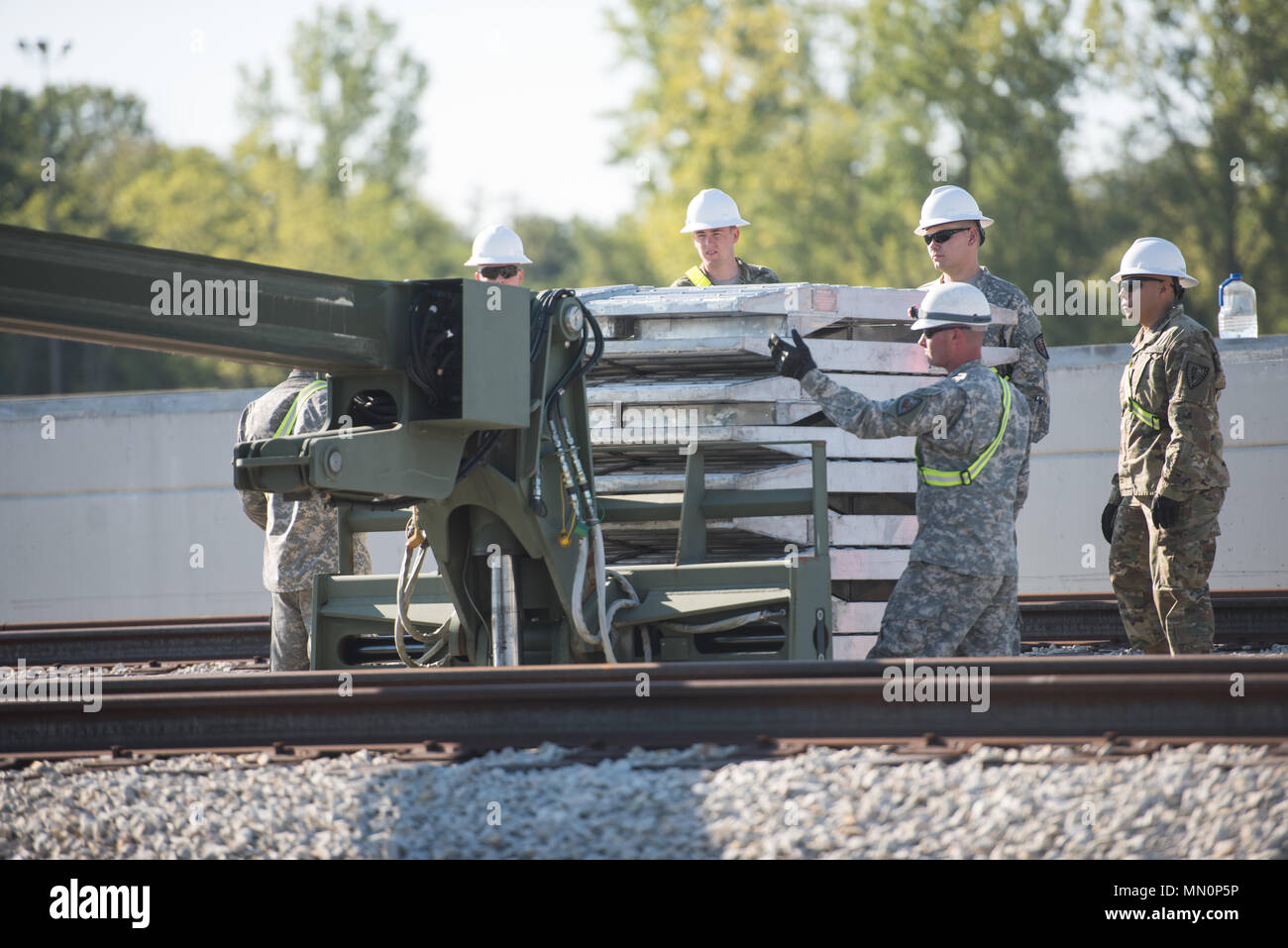 Avec les soldats de la 38e Brigade de soutien mis en place rail car les clés à la tête de Camp Atterbury en préparation de la 76e Brigade d'infanterie de retour l'équipe de combat de la Joint Readiness Training Center à Fort Polk, en Louisiane, le 9 août 2017. (U.S. Photo de l'armée par le sergent. Jérémie Runser) Banque D'Images