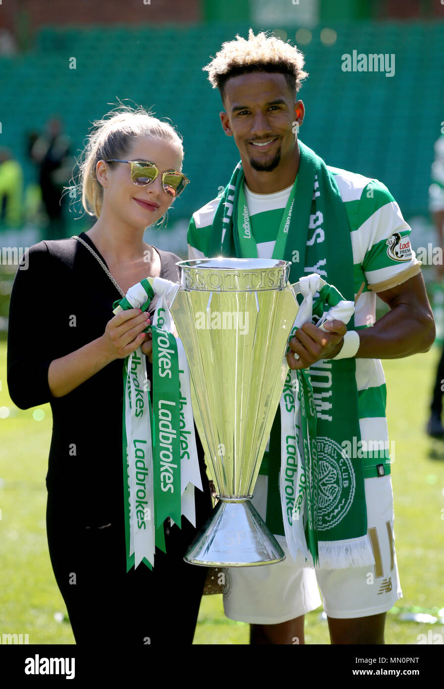 Du Celtic Scott Sinclair et petite amie Helen Flanagan célèbrent après le coup de sifflet final du match de Première Division écossaise Ladbrokes au Celtic Park, Glasgow. Banque D'Images