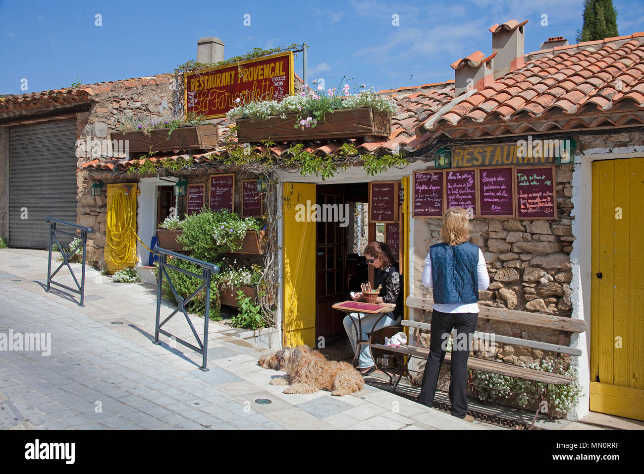 Les petits restaurants et cafés idyllique village de Ramatuelle, Côte d'Azur, département du Var, Provence-Alpes-Côte d'Azur, France Sud, France, Europe Banque D'Images