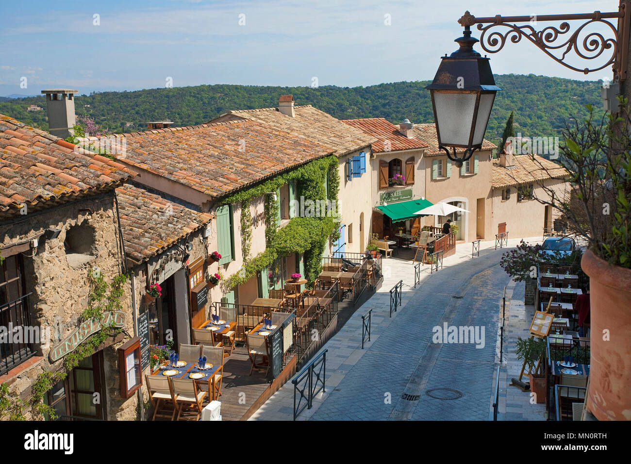 Les petits restaurants et cafés idyllique village de Ramatuelle, Côte d'Azur, département du Var, Provence-Alpes-Côte d'Azur, France Sud, France, Europe Banque D'Images