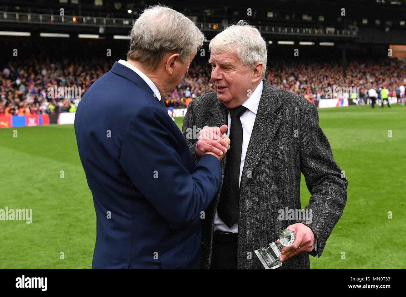 John Motson (à droite) avec Crystal Palace manager Roy Hodgson après le coup de sifflet final lors de la Premier League match à Selhurst Park, Londres. Banque D'Images