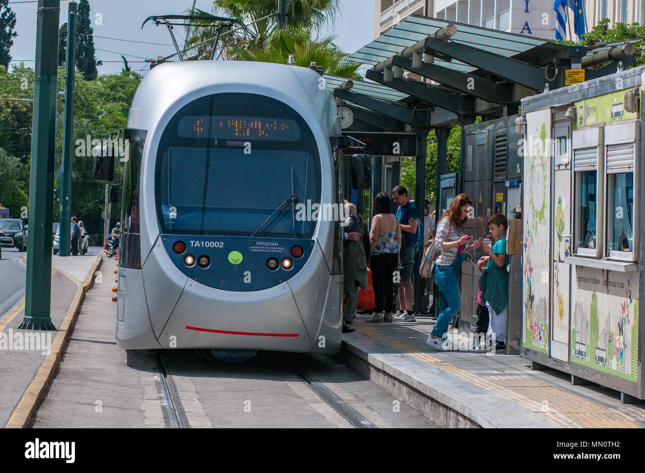 Athènes, Grèce 17 Avril 2017 : les passagers de descendre les tramways modernes à Athènes, Grèce. Banque D'Images