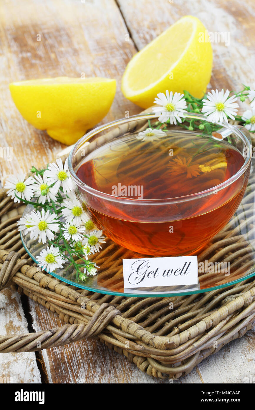 Carte de prompt avec tasse de thé au citron et des fleurs de camomille Banque D'Images