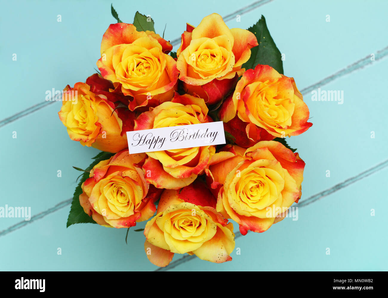 Joyeux Anniversaire Carte Avec Bouquet De Roses Parsemes De Paillettes Sur Bois Peintes En Bleu Clair Photo Stock Alamy