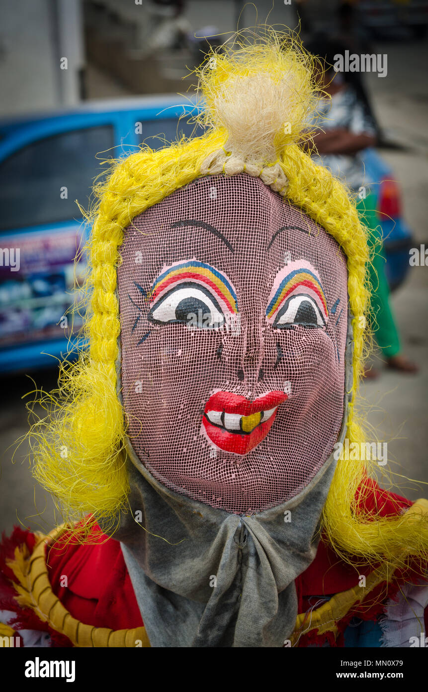 Cape Coast, Ghana - 15 Février 2014 : danseuse en costume coloré et masqués lors de festivités du carnaval d'Afrique Banque D'Images