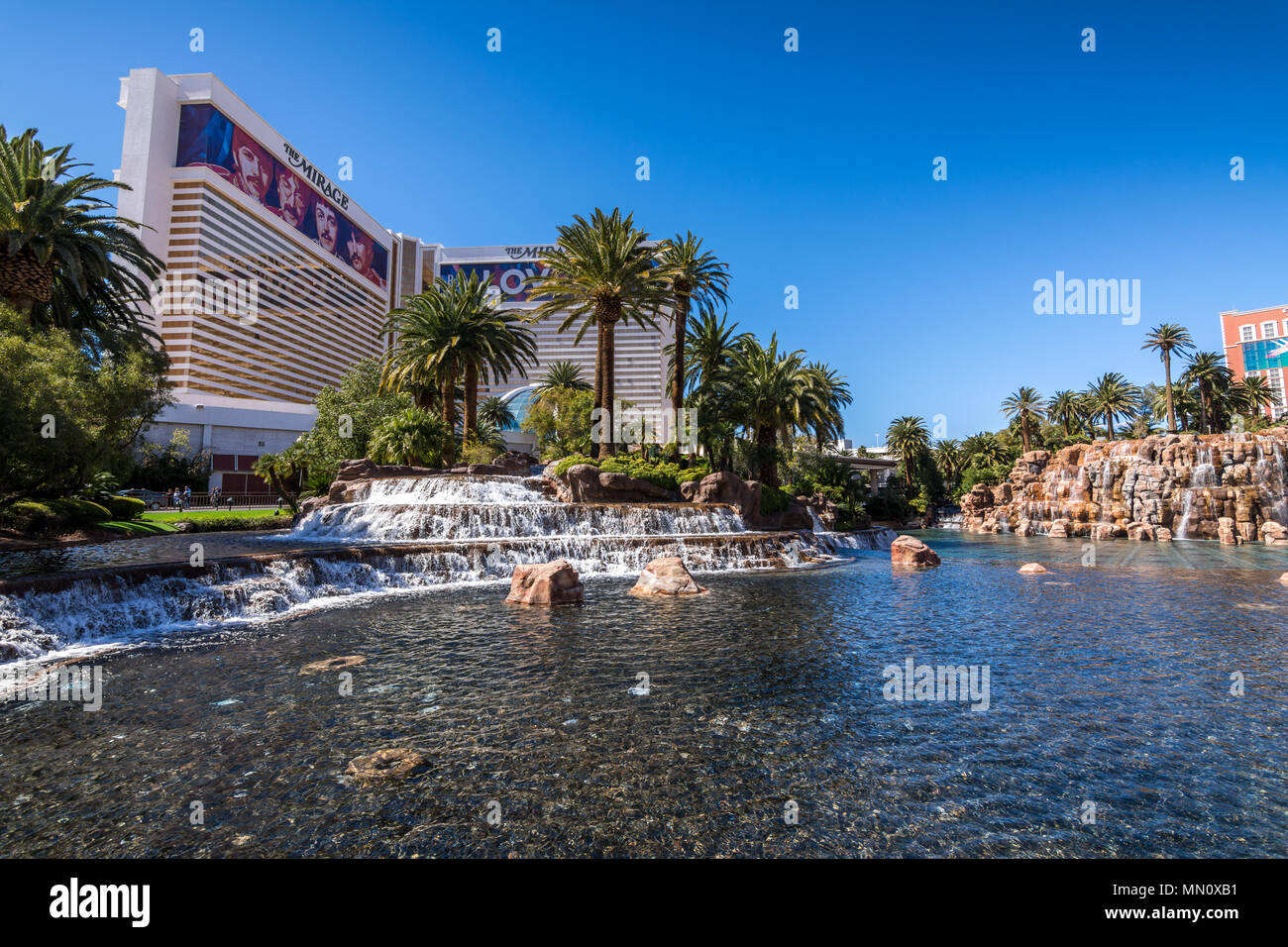 Las Vegas, États-Unis - 26 Avril 2018 : fontaines et le célèbre hôtel Mirage de Las Vegas comme vu sur une journée ensoleillée Banque D'Images