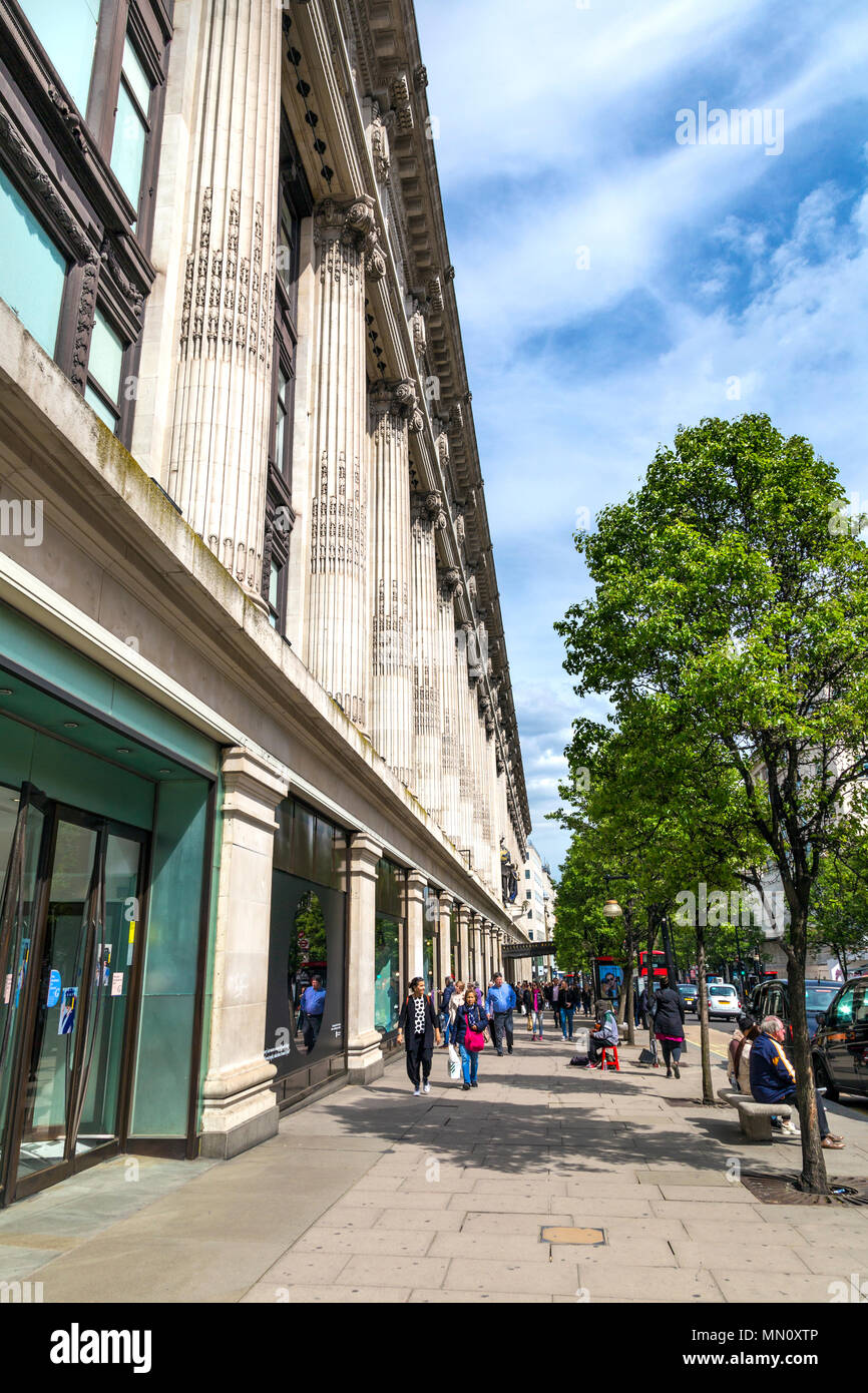 Les gens marcher dans la rue Oxford Street à côté de la façade du célèbre grand magasin Selfridges, London, UK Banque D'Images