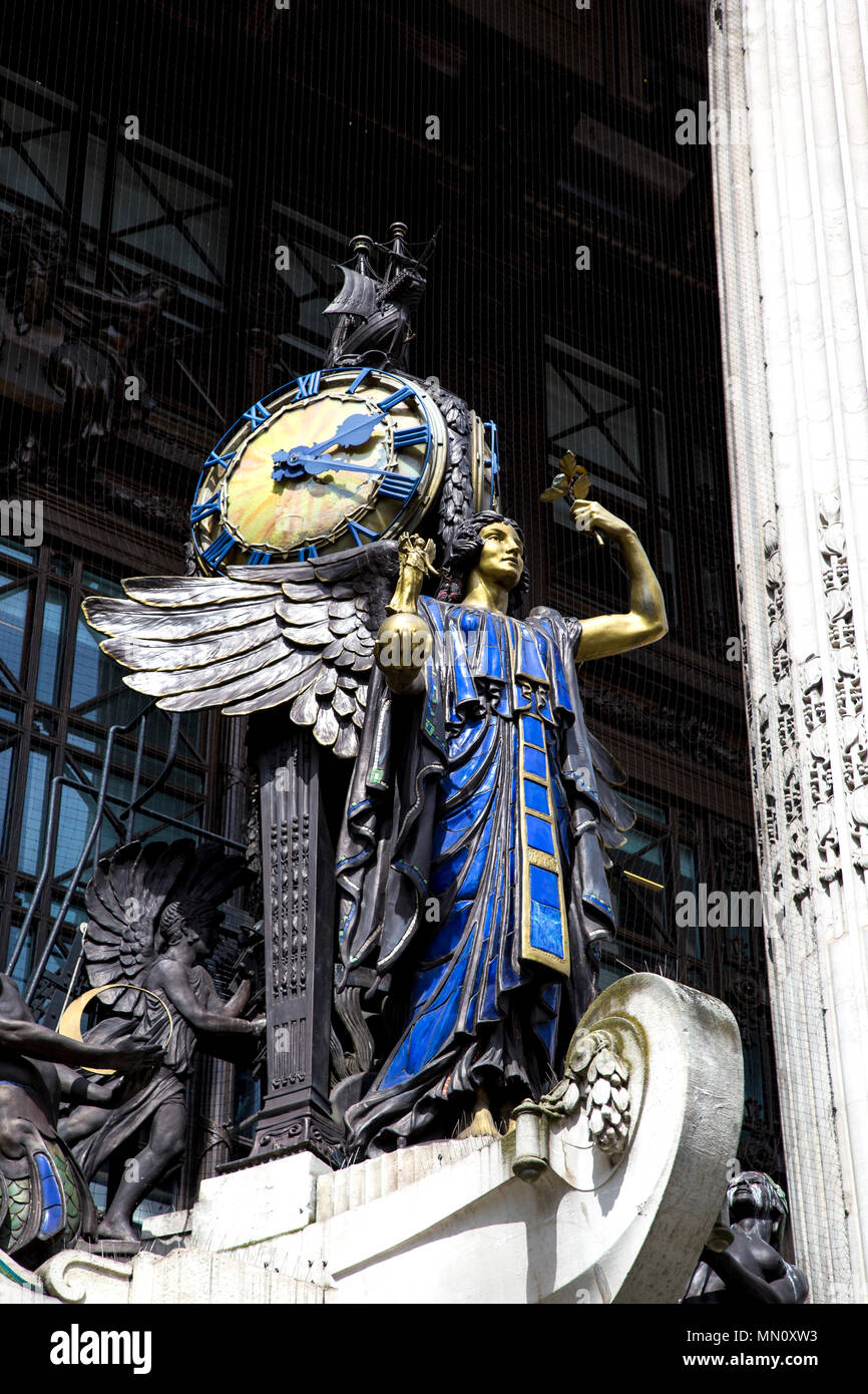 La Reine d'horloge temps réel sculpture en bronze de Gilbert Bayes au-dessus de l'entrée dans Selfridges Oxford Street, London, UK Banque D'Images